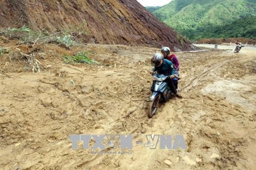 Điện Biên: Xuất hiện tình trạng sạt lở đất đá gây ách tắc giao thông cục bộ