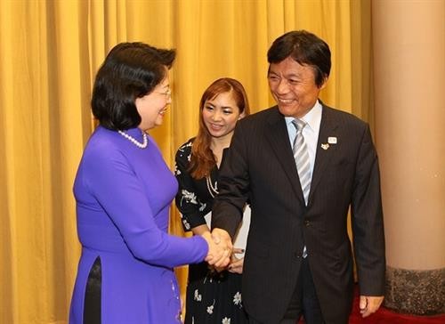 越南国家副主席邓氏玉盛会见日本福冈县知事小川洋