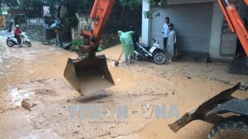 Quảng Ninh huy động nhân lực, phương tiện dọn bùn đất bị sạt lở, đảm bảo an toàn cho người dân