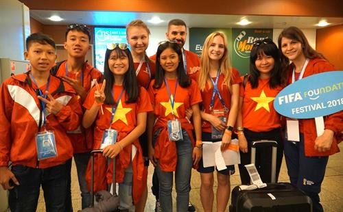 越南“小大使”赴俄罗斯参加“希望足球”活动