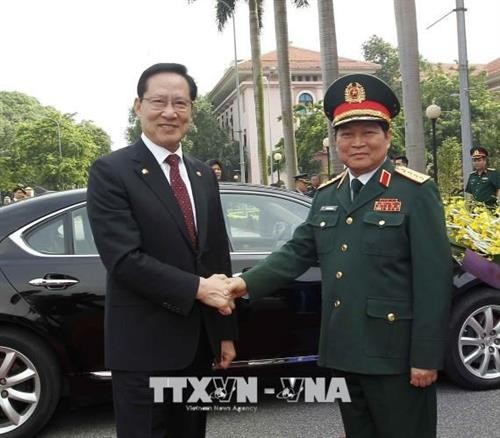 韩国国防部长宋永武对越南进行正式访问