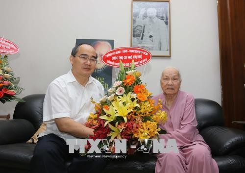 Bí thư Thành ủy Thành phố Hồ Chí Minh Nguyễn Thiện Nhân thăm và tặng quà người cao tuổi