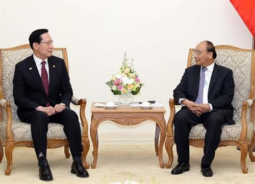 越南政府总理阮春福会见韩国国防部部长