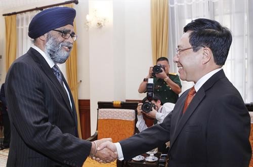 越南政府副总理兼外交部长范平明会见加拿大国防部长