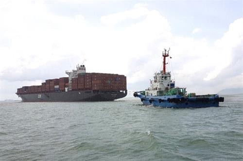 越南巴地头顿省成功救助在盖梅施威港口搁浅的货船