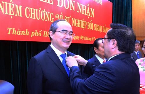 胡志明市多个先进集体和个人荣获“致力于党的对外事业”纪念章