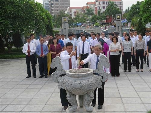 越南领导人行上香礼 纪念已故越共中央总书记阮文渠诞辰106周年
