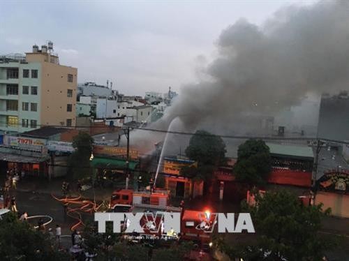 Thành phố Hồ Chí Minh: Kịp thời dập tắt đám cháy tại xưởng vải