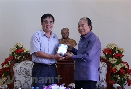 越南电影协会向老挝交接关于苏发努冯主席的资料片