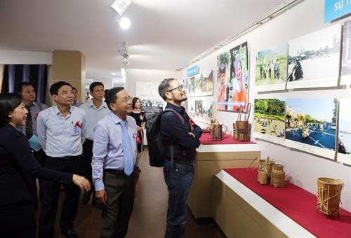“越南中部和西原地区各省二十年革新历程”图片展在岘港市举行
