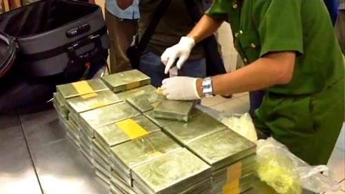 越南公安破获跨境贩毒案 缴获179块海洛因砖
