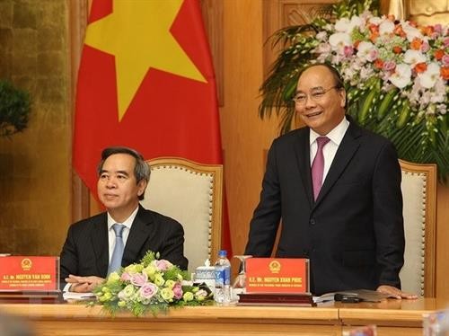 政府总理阮春福会见出席2018年工业4.0峰会的演讲者和企业代表