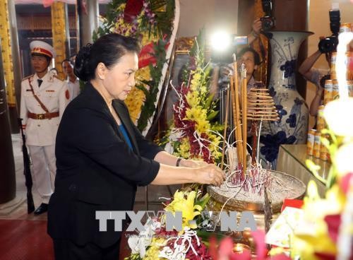 Chủ tịch Quốc hội Nguyễn Thị Kim Ngân thăm, tặng quà thương binh, bệnh binh tại tỉnh Hà Nam