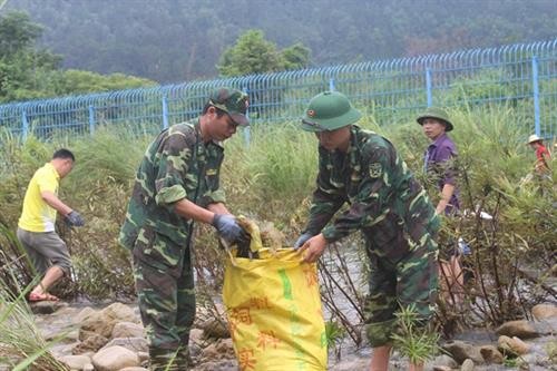 越中边民携手开展边境河道环境卫生整治活动