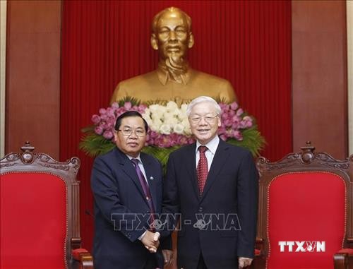 越共中央总书记阮富仲会见老挝国会副主席森暖