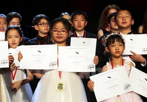 七龄越南女童夺得全美天才儿童国际钢琴提琴赛桂冠