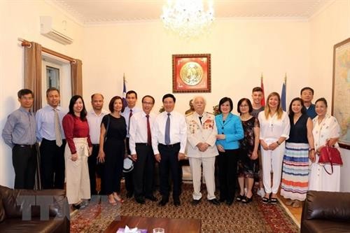 政府副总理范平明造访越南驻希腊大使馆