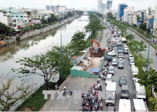 Thành phố Hồ Chí Minh: Mặt đường Đại lộ Võ Văn Kiệt bị lún bất thường