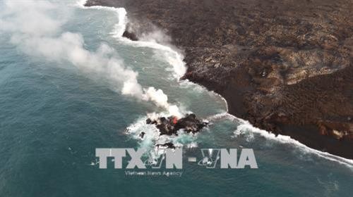 Nham thạch núi lửa phun trào ở Hawaii tạo thành đảo nhỏ ở ngoài khơi