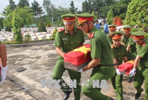 Truy điệu, an táng hài cốt liệt sỹ quân tình nguyện Việt Nam hy sinh tại Campuchia