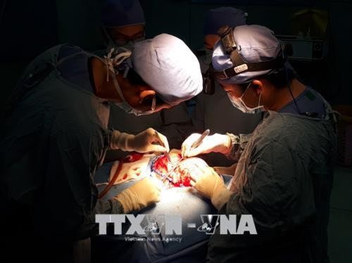 Phẫu thuật “sửa chữa” biến dạng hộp sọ kèm não úng thủy cho hai bệnh nhi