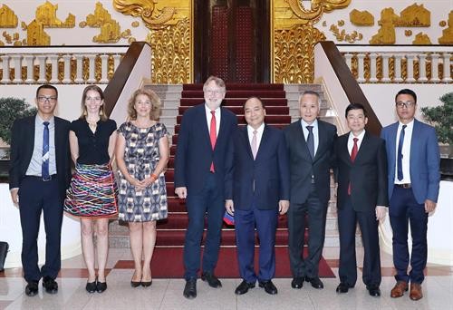 越南政府总理阮春福会见欧洲议会国际贸易委员会主席博纳德·朗耶一行