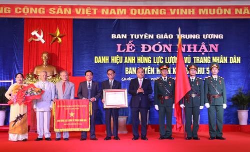 阮春福出席第五区区委宣训委员会人民武装力量英雄称号授予仪式