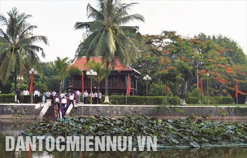 Thăm nhà sàn Bác Hồ tại khu di tích cụ phó bảng Nguyễn Sinh Sắc