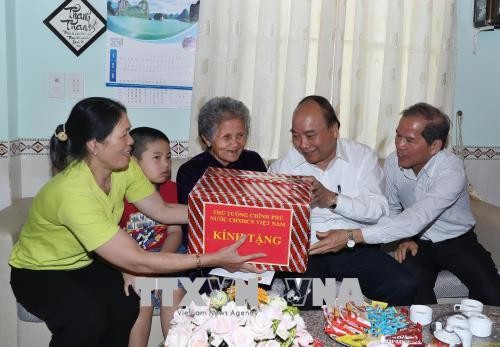 Thủ tướng Nguyễn Xuân Phúc thăm mô hình sản xuất rau an toàn tại Lâm Đồng