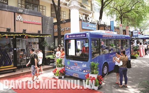 “承载知识—承载未来”的图书巴士正式亮相胡志明市