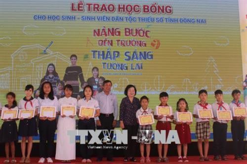 Trao học bổng Vừ A Dính cho học sinh, sinh viên dân tộc thiểu số vượt khó ở Đồng Nai