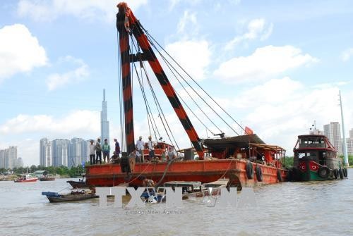 Khẩn trương tìm kiếm 2 người mất tích trong vụ chìm sà lan trên sông Sài Gòn