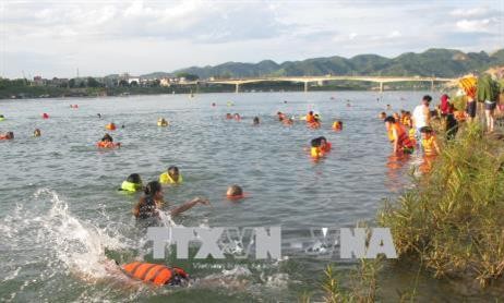 Nắng nóng, khúc sông Đà đoạn qua thành phố Hòa Bình biến thành bãi tắm