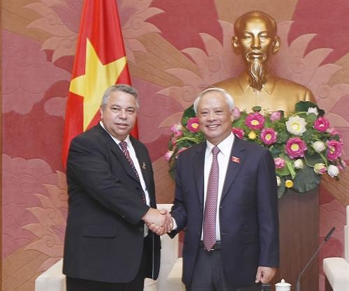 越南国家副主席汪周刘会见古巴劳动者中央工会秘书长乌利塞斯