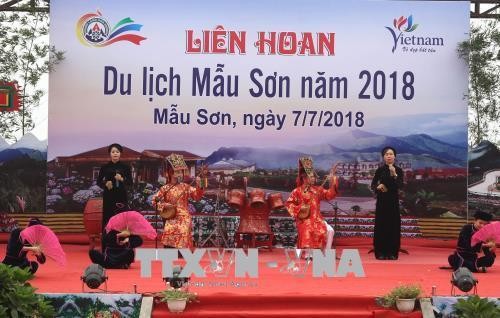 Liên hoan du lịch Mẫu Sơn thu hút hàng nghìn du khách