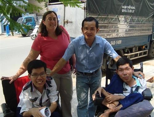 一名美国热心妇女竭尽全力帮助越南橙毒剂受害者