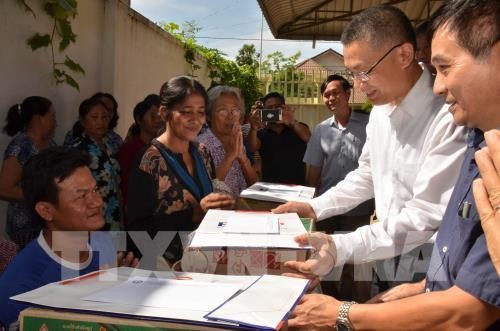 越南驻柬代表机构和企业为旅柬越侨和柬埔寨贫困灾民提供援助