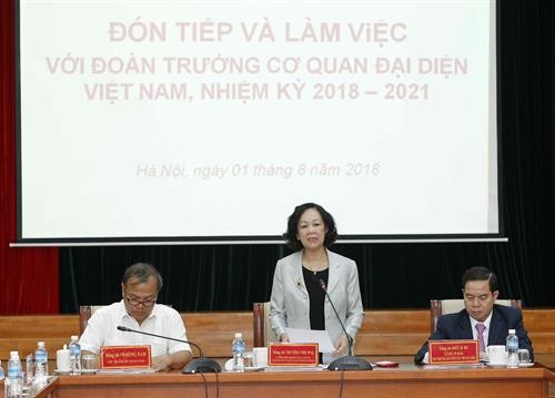 越共中央民运部长会见新任驻外大使和代表机构首席代表