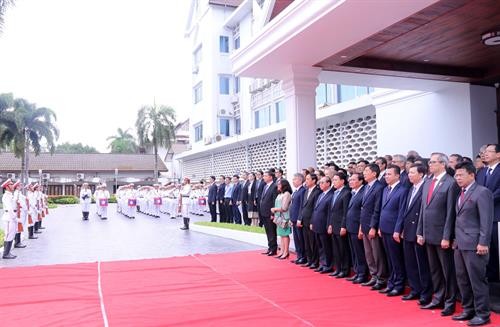 老挝隆重举行东盟旗升旗仪式庆祝东盟成立51周年