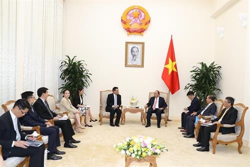 越南政府总理阮春福会见外国投资者