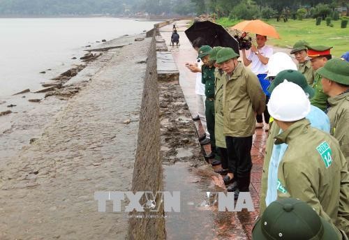 Bộ trưởng Nguyễn Xuân Cường yêu cầu rà soát, đảm bảo an toàn cho các tuyến đê biển phòng bão số 4