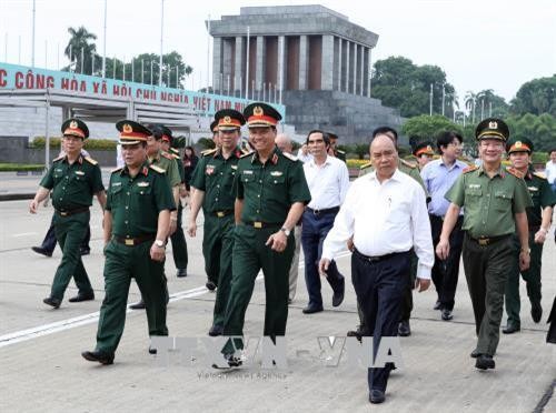 越南政府总理阮春福检查胡志明主席陵墓定期维修工作