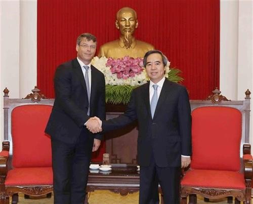 越共中央经济部部长阮文平会见澳大利亚和美国客人