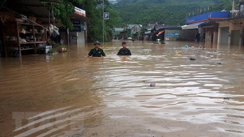 暴雨洪水造成至少6人死亡和失踪
