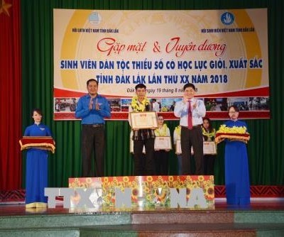 Đắk Lắk tuyên dương sinh viên dân tộc thiểu số có thành tích học tập tốt