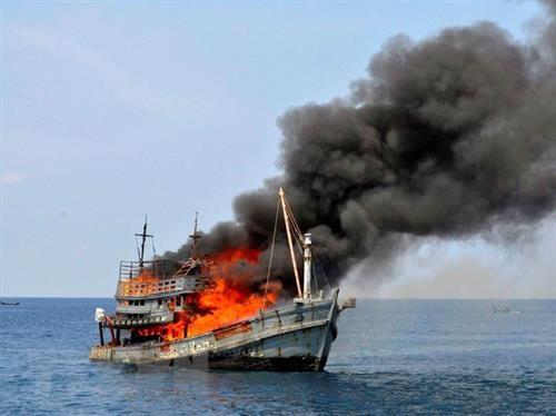 印尼炸沉在其海域非法捕鱼的125艘外国渔船