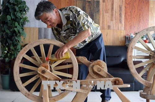 Thợ mộc Trung Quốc chế tạo chiếc xe đạp hoàn toàn bằng gỗ