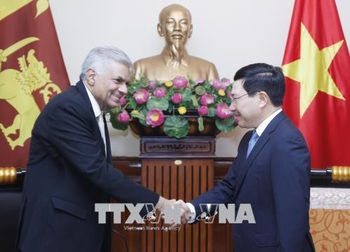 越南政府副总理兼外交部长范平明会见斯里兰卡总理拉尼尔•维克勒马辛哈
