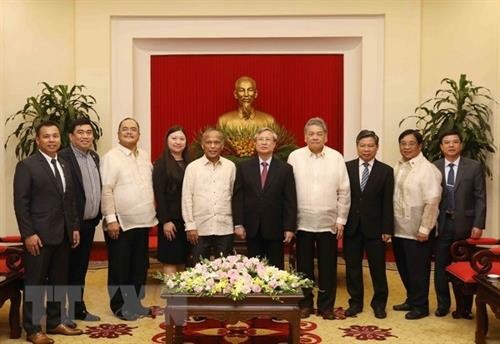菲律宾民主人民力量党访问越南