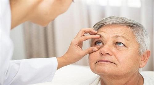 Có thể phát hiện triệu chứng bệnh Alzheimer qua khám mắt